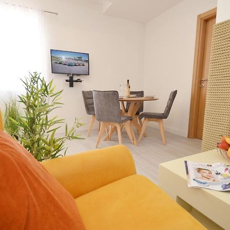 Apartments Lux S Тиват Екстериор снимка