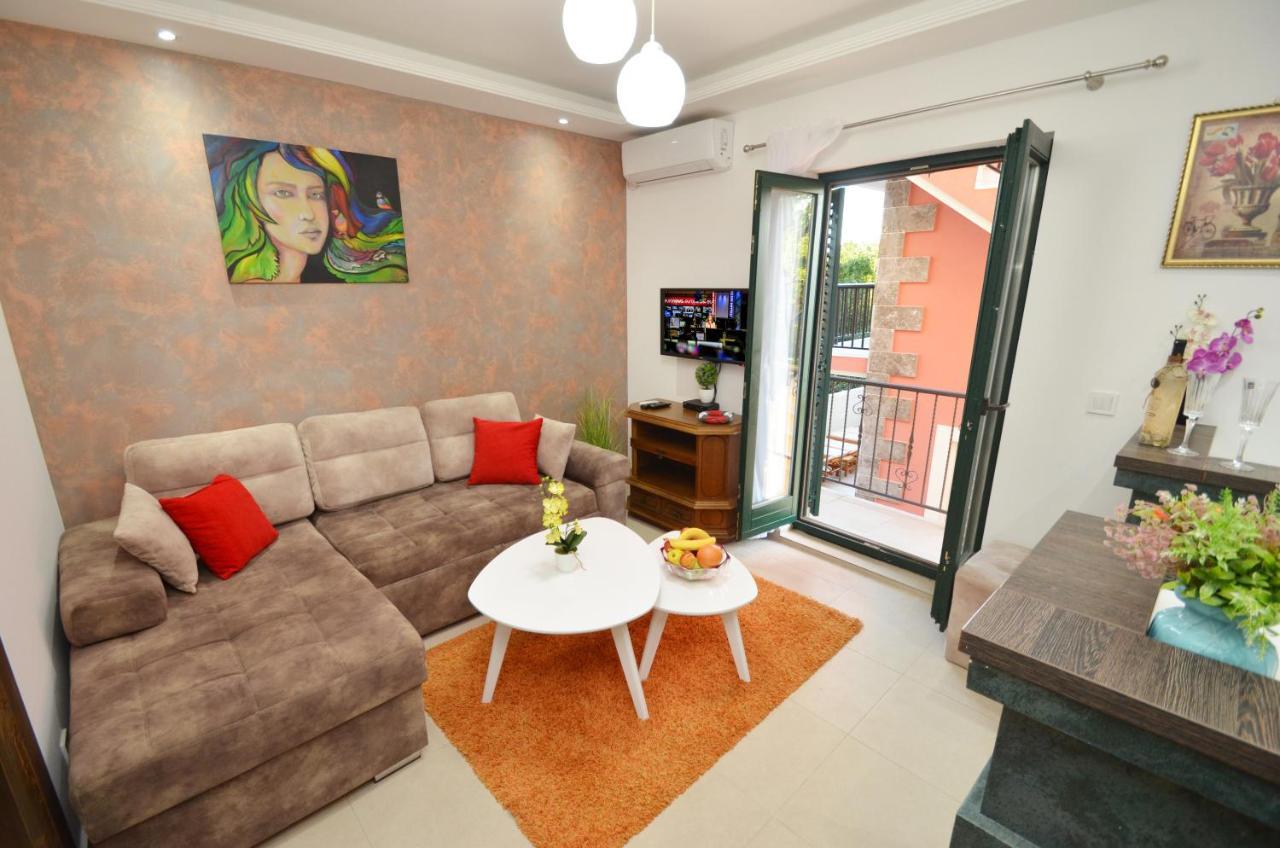 Apartments Lux S Тиват Екстериор снимка