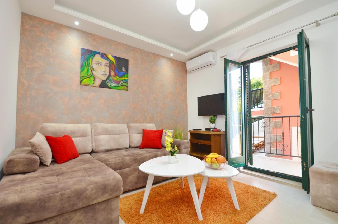 Apartments Lux S Тиват Екстериор снимка