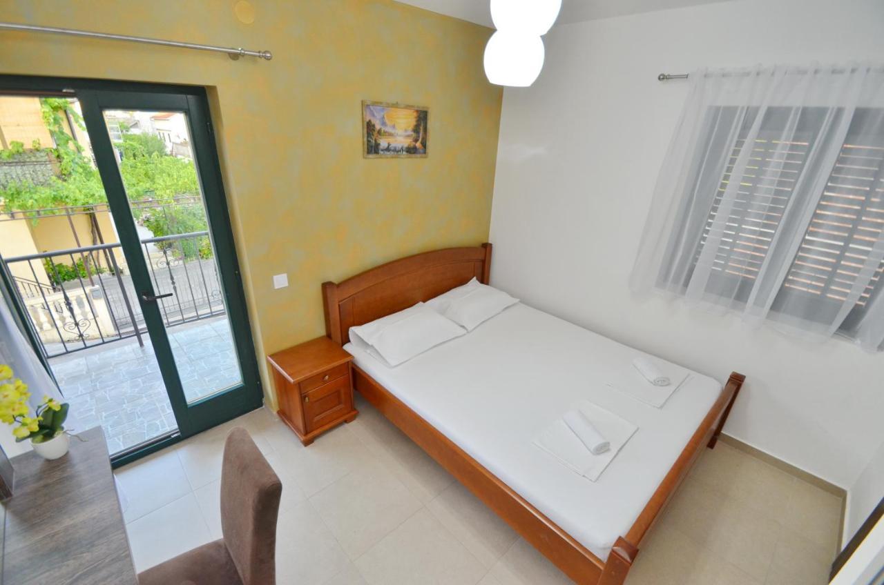 Apartments Lux S Тиват Екстериор снимка