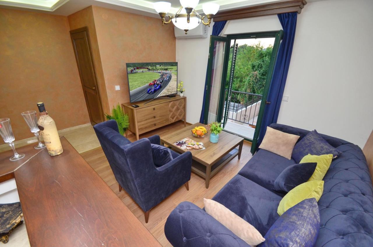 Apartments Lux S Тиват Екстериор снимка