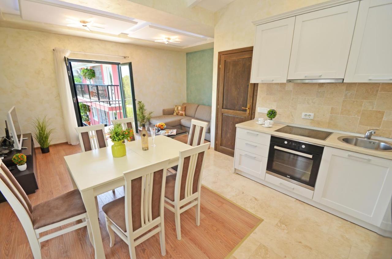Apartments Lux S Тиват Екстериор снимка