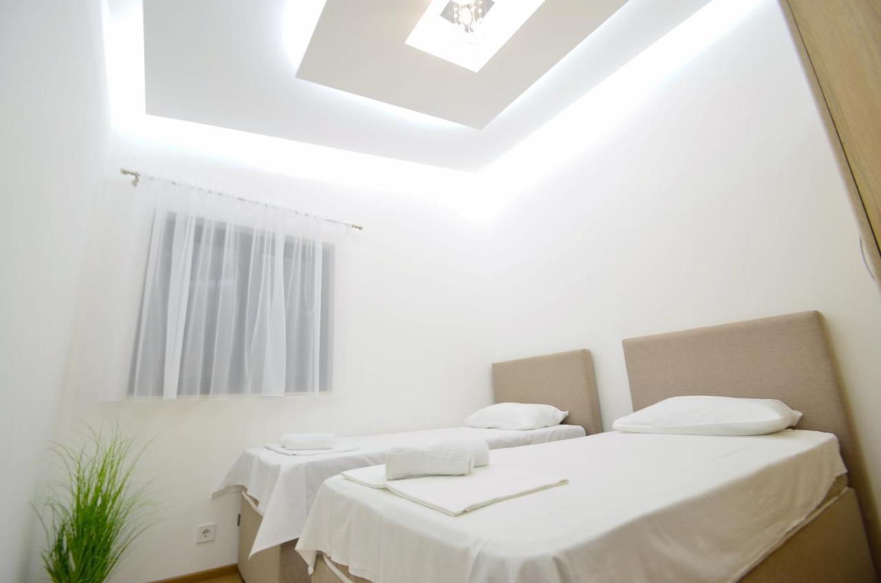 Apartments Lux S Тиват Екстериор снимка