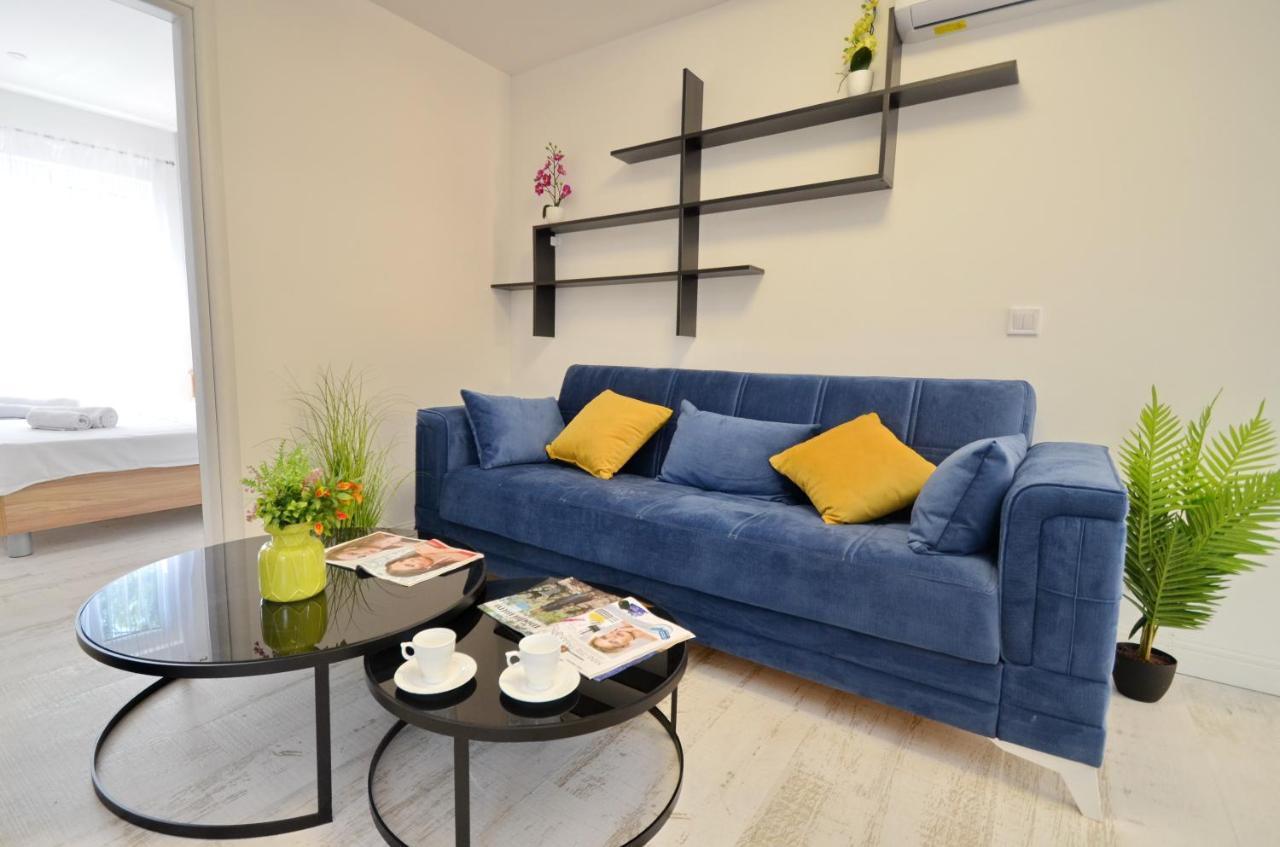 Apartments Lux S Тиват Екстериор снимка